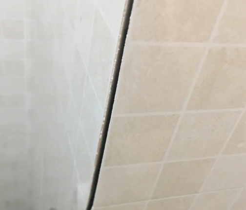 寻乌瓷砖空鼓维修公司分享阳台瓷砖脱落的修复过程可以分为以下几个步骤