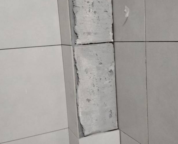 寻乌瓷砖空鼓维修公司分享下瓷砖施工前基层浇水润湿程度不足，可能导致以下问题