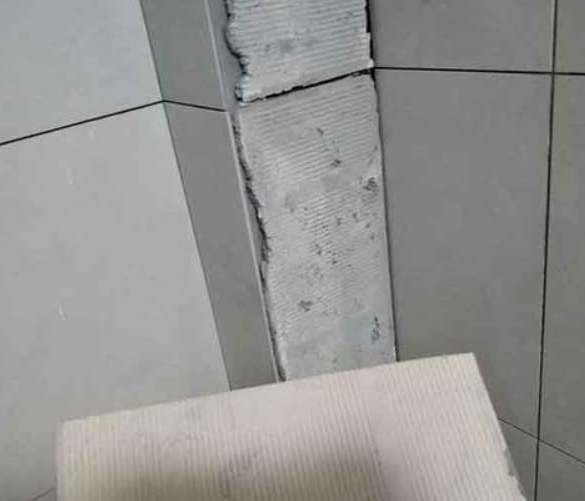 寻乌瓷砖空鼓维修公司分享下厨房瓷砖脱落的补救措施。